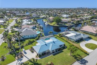 Single Family Residence, 1090 Waterway Palmetto Point, FL 33919 