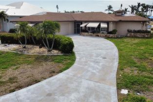 Single Family Residence, 5330 Majestic Ct, Cape Coral FL 33904
