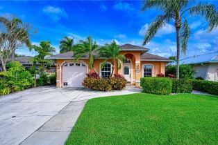 Single Family Residence, 575 101st Ave N, Naples FL 34108