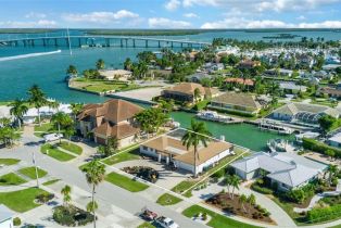 Single Family Residence, 955 Iris Ct, Marco Island FL 34145