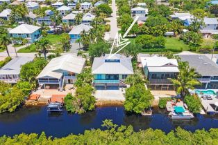Single Family Residence, 1296 Grand Canal Dr, Naples FL 34110