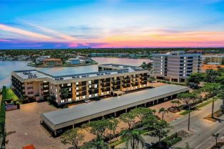 Mid Rise (4-7), 3200 Gulf Shore Blvd N # 401, Naples FL 3410334103