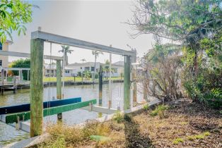 Villa Attached, 222 1st Little Hickory Shores, FL 34134