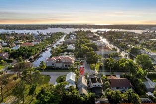 Single Family Residence, 1375 Sandpiper St, Naples FL 34102