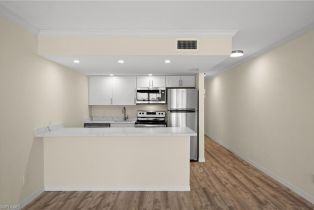 Low Rise (1-3), 260 Southbay Dr # 207, Naples FL 34108