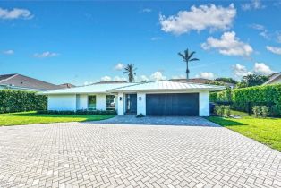 Single Family Residence, 646 Park Shore Dr, Naples FL 34103