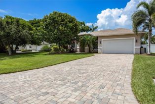 Single Family Residence, 151 Fairway Cir, Naples FL 3411034110 