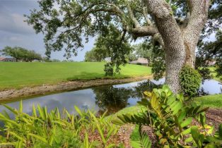 Villa Attached, 34 Water Oaks Way # 17, Naples FL 3410534105 
