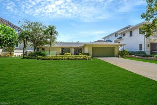 Single Family Residence, 150 1st Ave N, Naples FL 34102