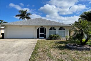 Single Family Residence, 563 99th Ave N, Naples FL 34108