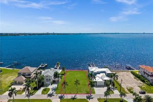 , 1020 Dolphin Dr, Cape Coral FL 33904