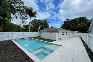 Single Family Residence, 905 13th St N, Naples FL 34102