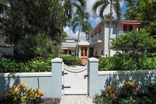 Single Family Residence, 195 2nd Ave N, Naples FL 34102