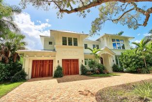 Single Family Residence, 300 2nd Ave N, Naples FL 34102