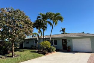 Single Family Residence, 458 Valley Barefoot Beach, FL 34134 