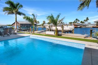 Single Family Residence, 190 Tahiti East Naples, FL 34113 