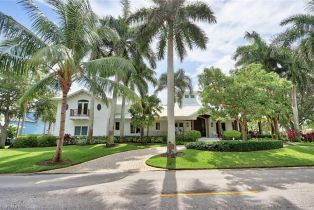 Single Family Residence, 875 Gulf Shore Blvd S, Naples FL 34102