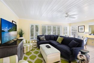Low Rise (1-3), 286 4th St S 203