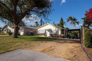 , 811 94th Ave N